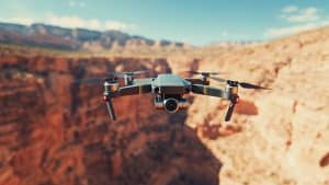 Drone volant au-dessus du canyon