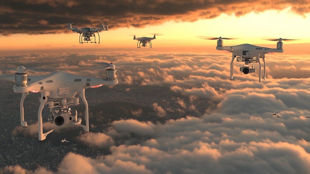 Drones volant au-dessus des nuages