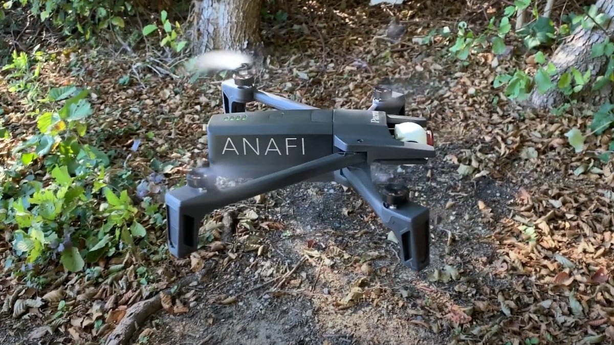 Drone Anafi survol forêt