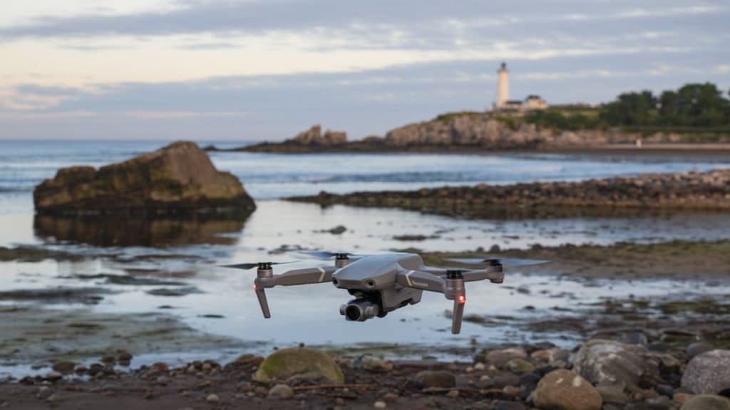 Drone en vol côtier