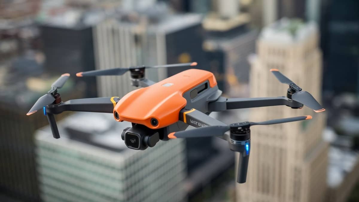 Drone orange en milieu urbain