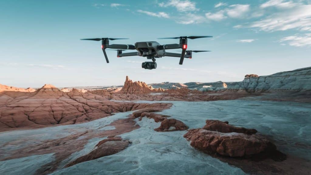 Drone volant paysage désertique