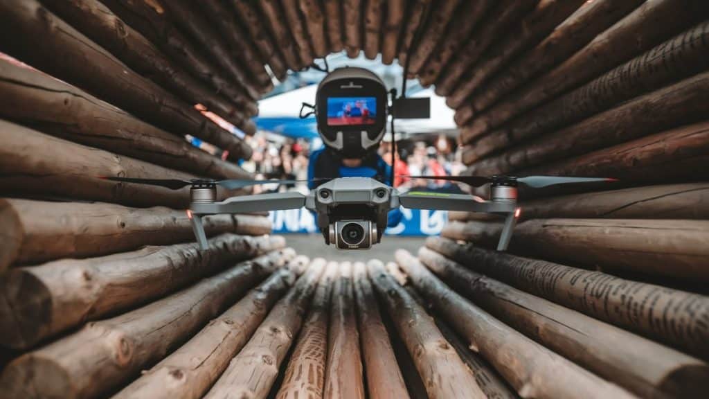 Drone volant dans tunnel en bois