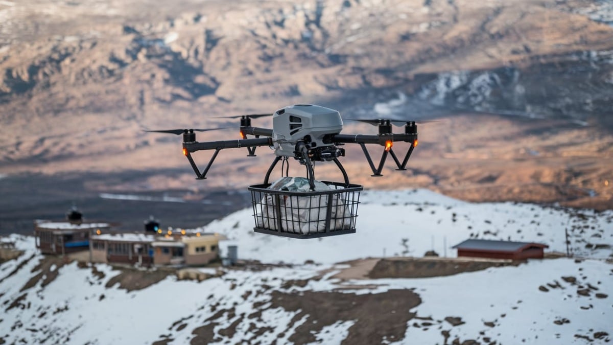 Drone transportant une charge