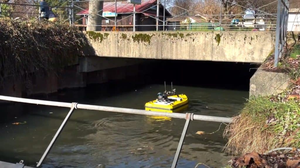 Drone de surface explorant un canal