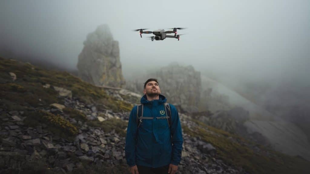 Homme observant un drone