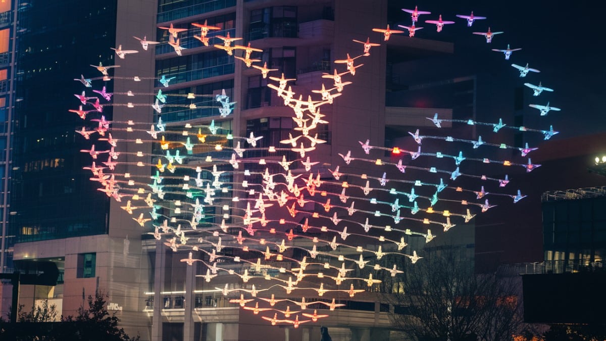 Cœur lumineux en drones