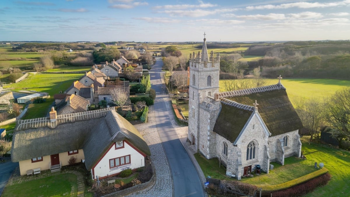 Église et maisons de campagne