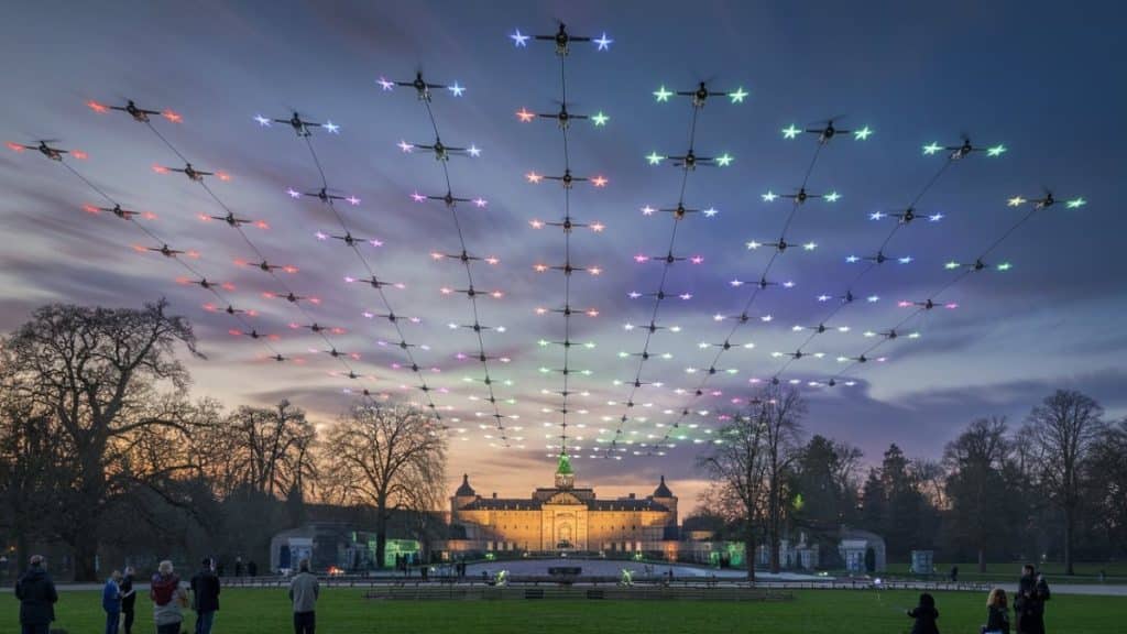 Drones illuminés au crépuscule