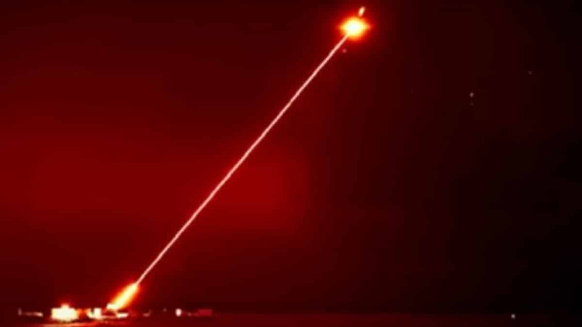 Tir laser rouge nocturne