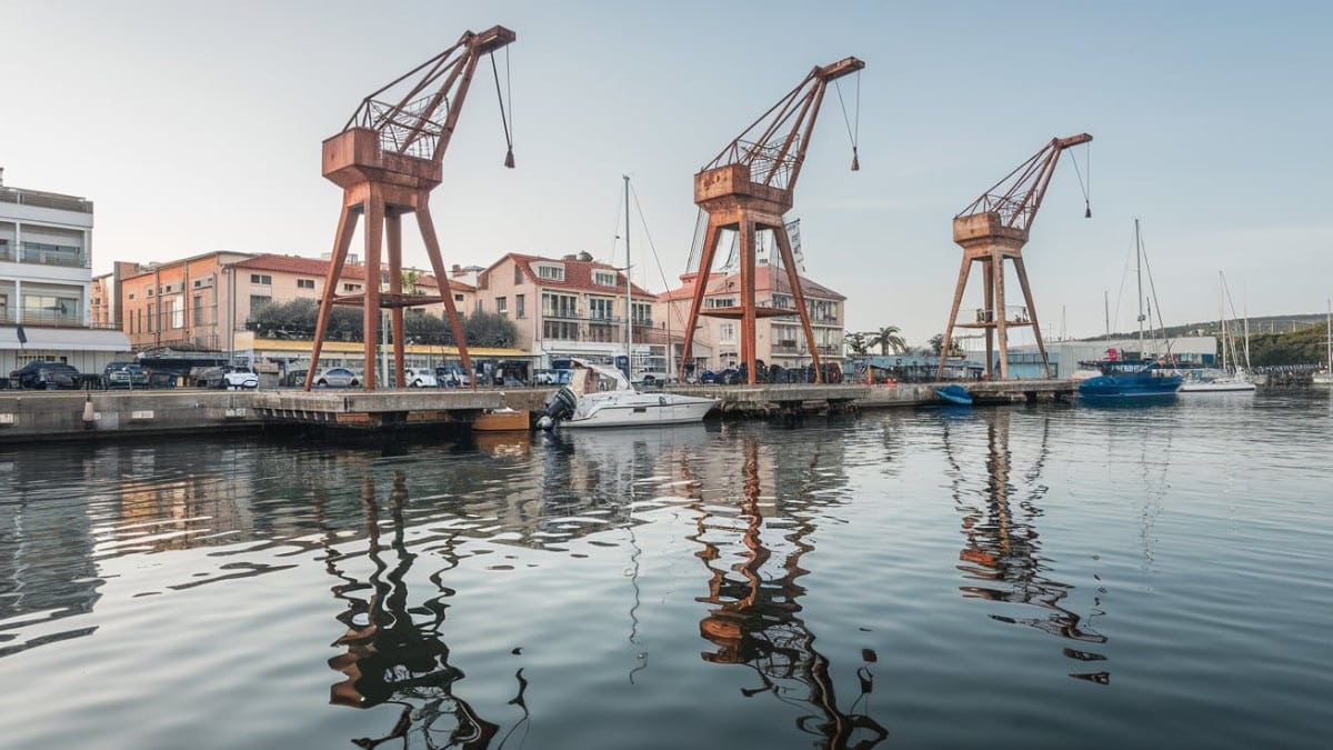 Grues et bateaux au port