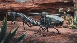 Drone futuriste en terrain désertique