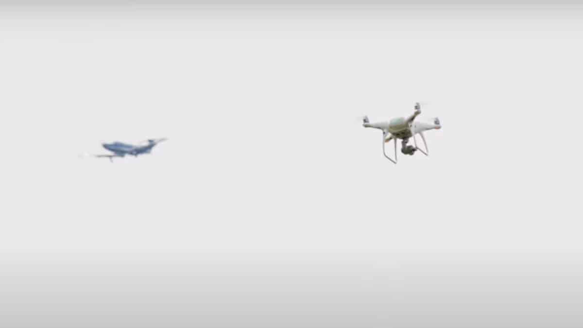 Drone proche d’un avion