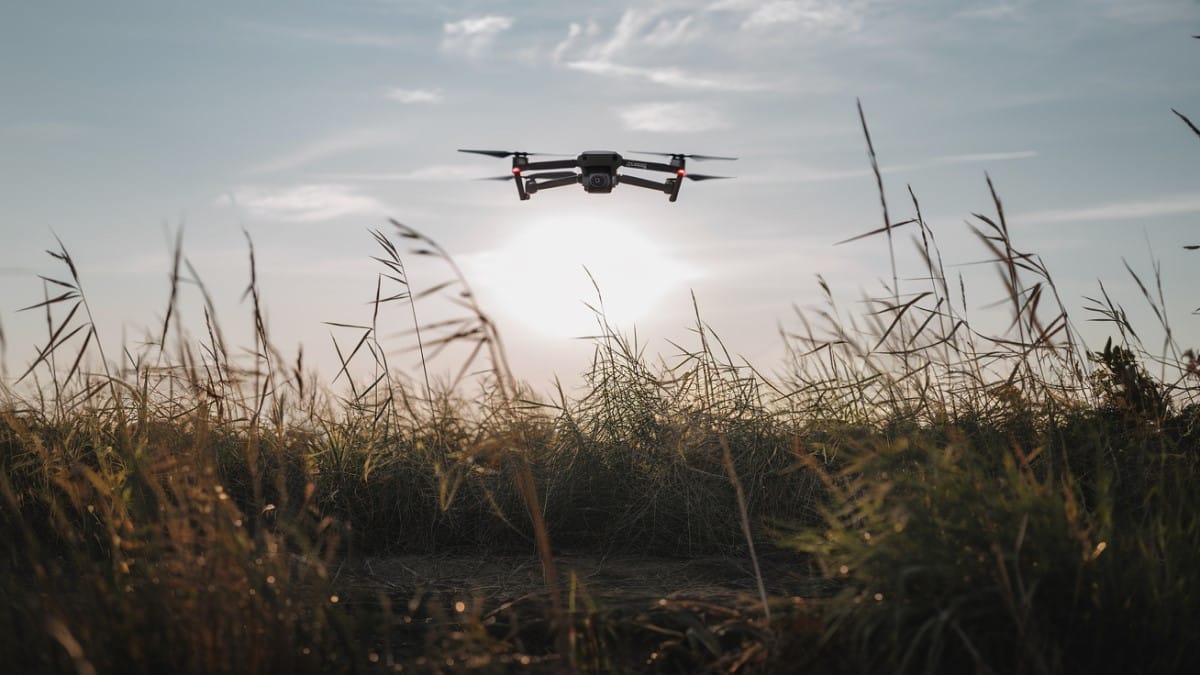 Drone volant au coucher