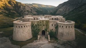 Forteresse ancienne dans vallée