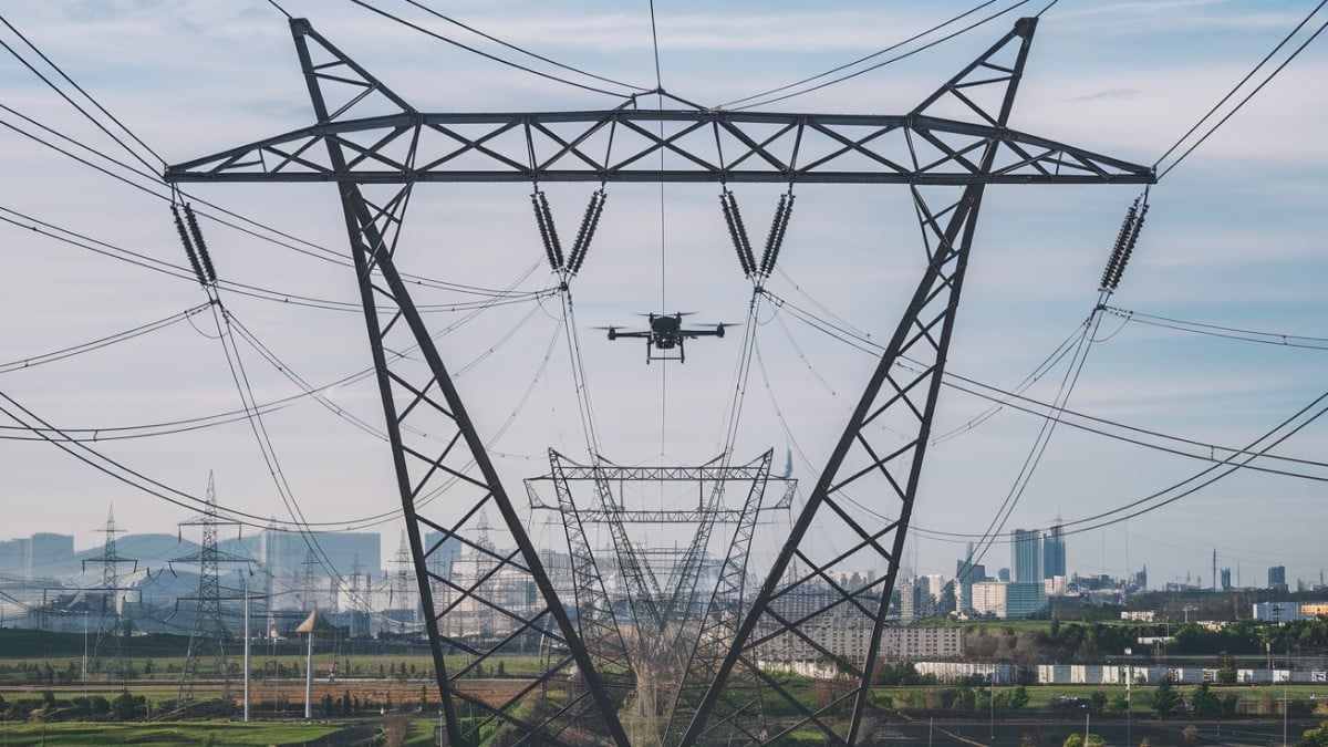 Drone surveillant lignes électriques