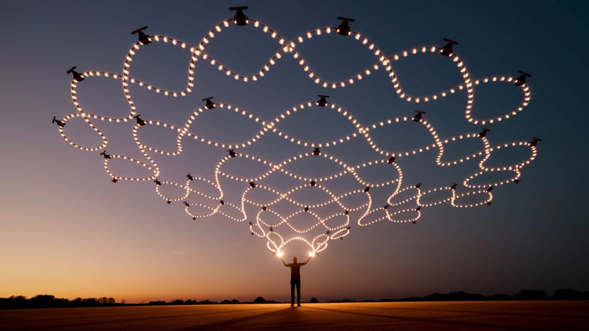 Drones formant une structure lumineuse